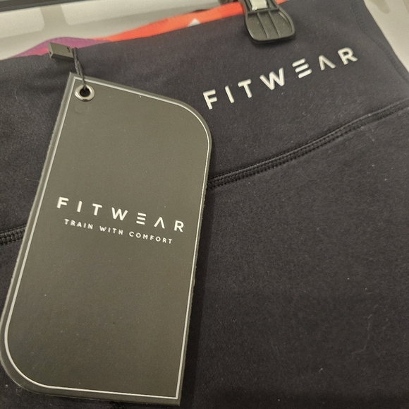 LADIES BLACK FITWEAR LEGGINGS. DESIGNED IN NEW ZEALAND. NWT. RETAILS FOR $69.99 - Picture 5 of 8